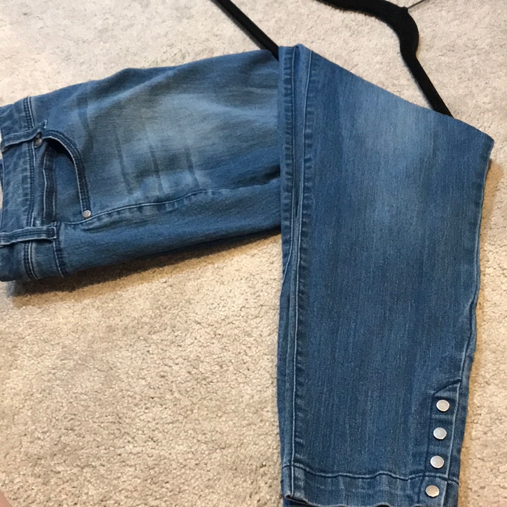 Lisbeth crop jeans with button detail at the ankles